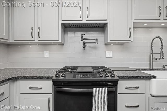 42374 Willow Tree Lane, Clinton Township, MI 48038