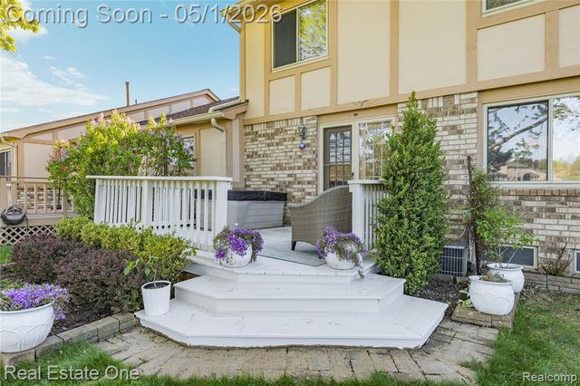 42374 Willow Tree Lane, Clinton Township, MI 48038