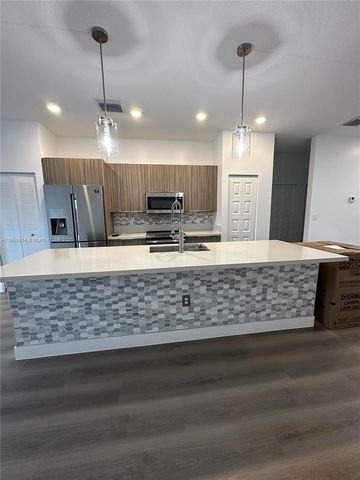 7825 NW 104th Ave 4, Doral, FL 33178