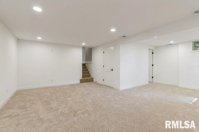 814 JONES Street, Le Claire, IA 52753