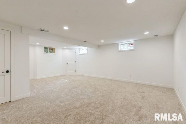 814 JONES Street, Le Claire, IA 52753