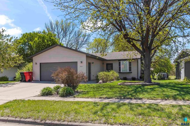 2923 Lakeview Dr Drive, Yankton, SD 57078