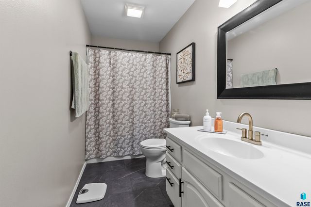 2923 Lakeview Dr Drive, Yankton, SD 57078