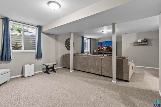 2923 Lakeview Dr Drive, Yankton, SD 57078