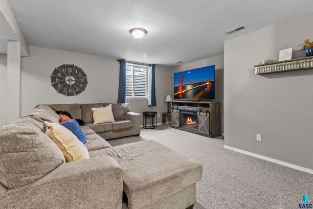 2923 Lakeview Dr Drive, Yankton, SD 57078