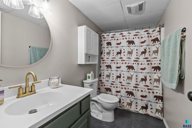 2923 Lakeview Dr Drive, Yankton, SD 57078