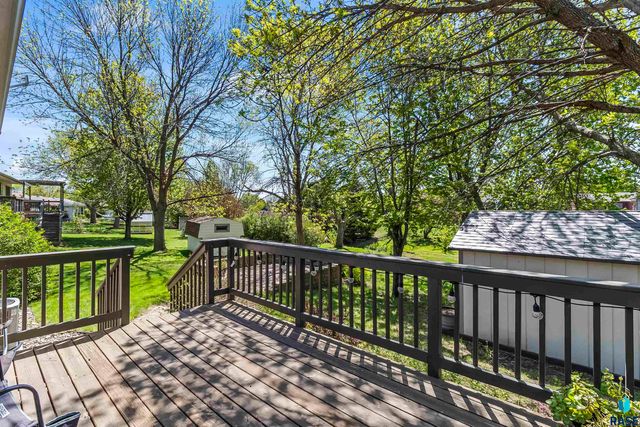 2923 Lakeview Dr Drive, Yankton, SD 57078