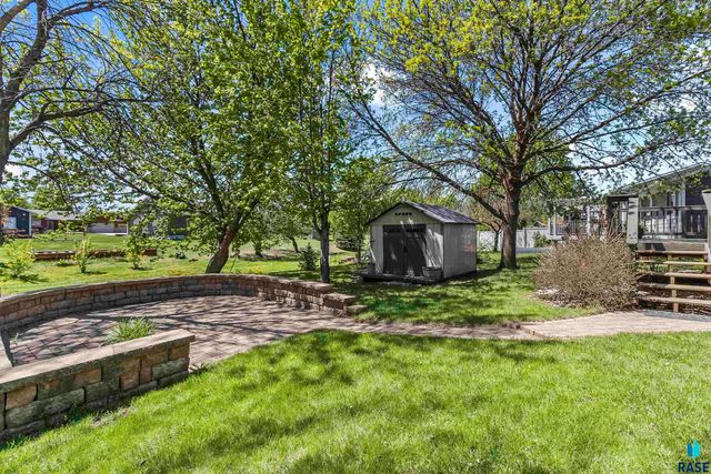 2923 Lakeview Dr Drive, Yankton, SD 57078