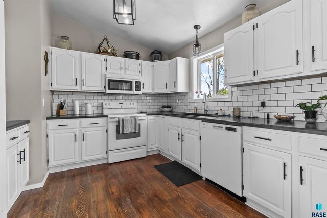 2923 Lakeview Dr Drive, Yankton, SD 57078