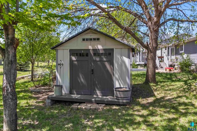 2923 Lakeview Dr Drive, Yankton, SD 57078