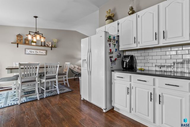 2923 Lakeview Dr Drive, Yankton, SD 57078