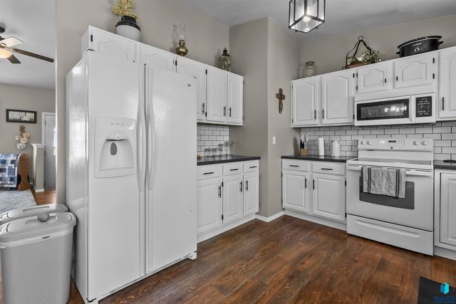 2923 Lakeview Dr Drive, Yankton, SD 57078