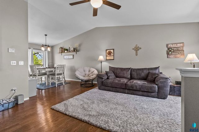 2923 Lakeview Dr Drive, Yankton, SD 57078