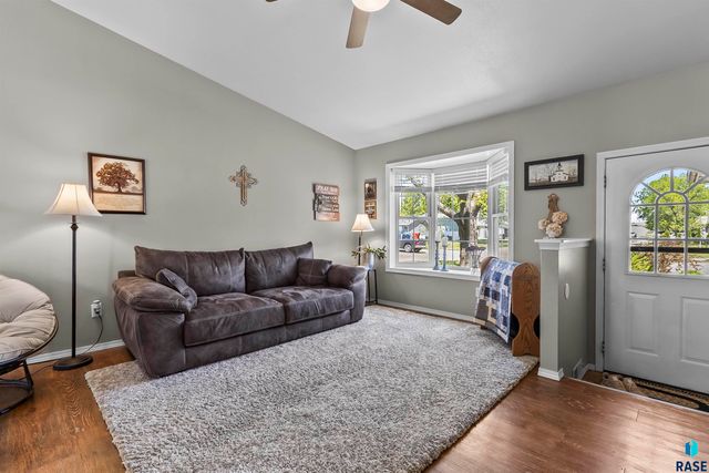 2923 Lakeview Dr Drive, Yankton, SD 57078