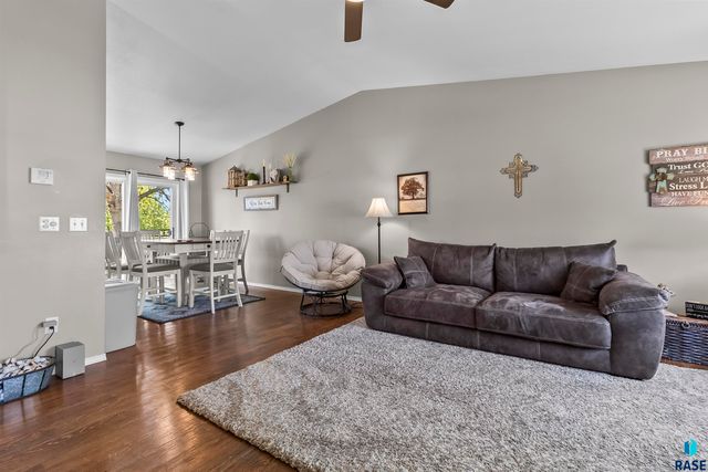 2923 Lakeview Dr Drive, Yankton, SD 57078