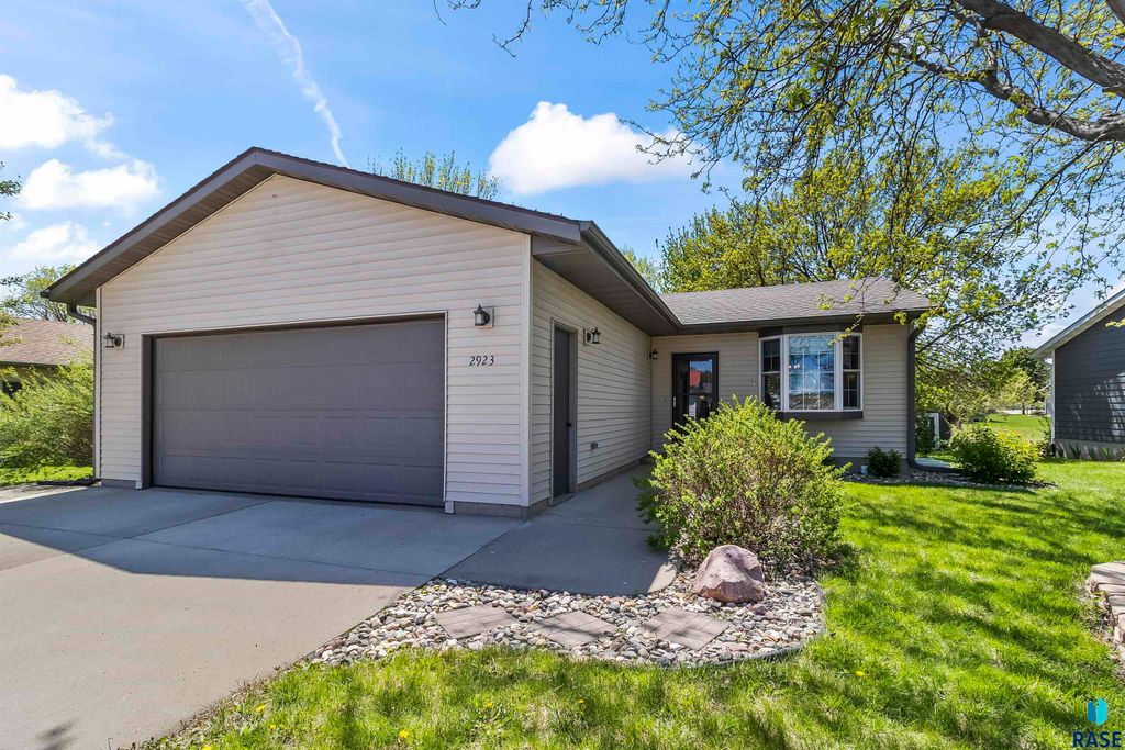 2923 Lakeview Dr Drive, Yankton, SD 57078