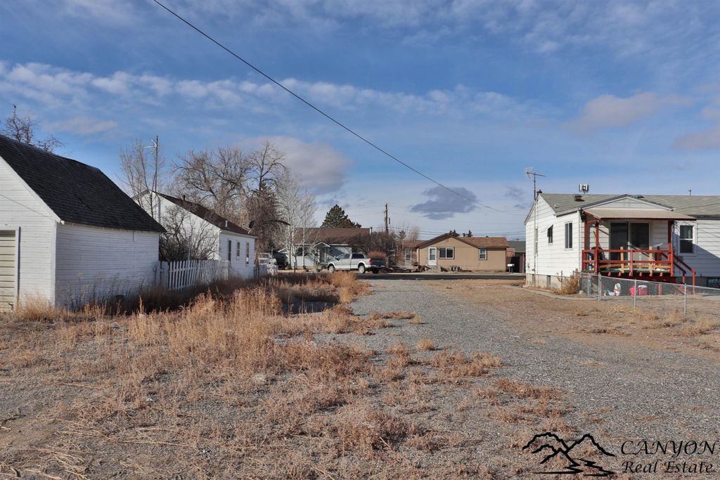 423 S Clark St, Powell, WY 82435 photo 4