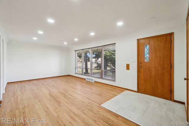 22400 Kelly Road, Eastpointe, MI 48021