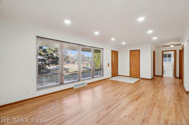 22400 Kelly Road, Eastpointe, MI 48021