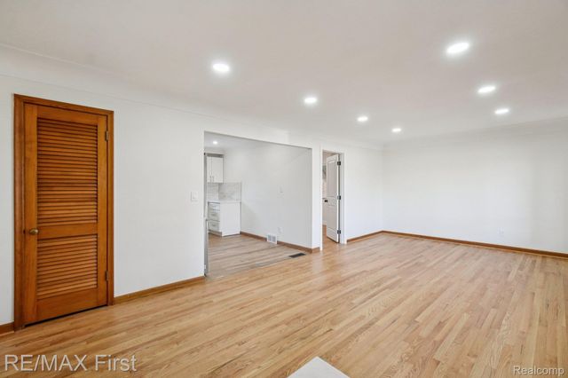 22400 Kelly Road, Eastpointe, MI 48021