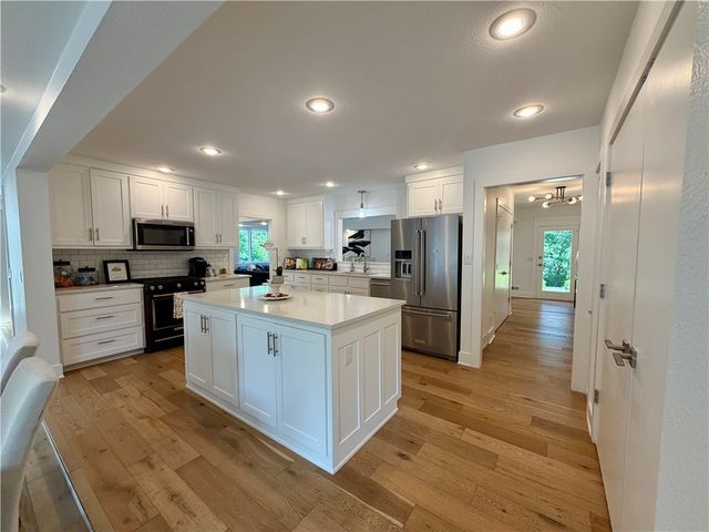 1143 W Lakeridge Drive, Fayetteville, AR 72703
