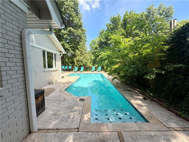 1143 W Lakeridge Drive, Fayetteville, AR 72703