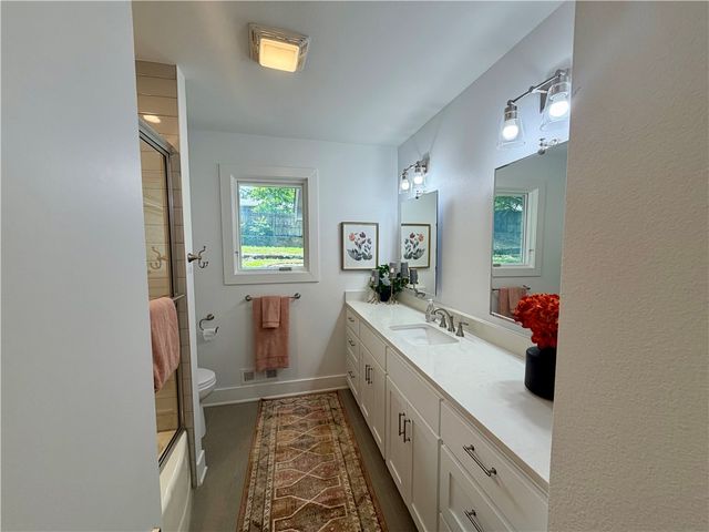 1143 W Lakeridge Drive, Fayetteville, AR 72703