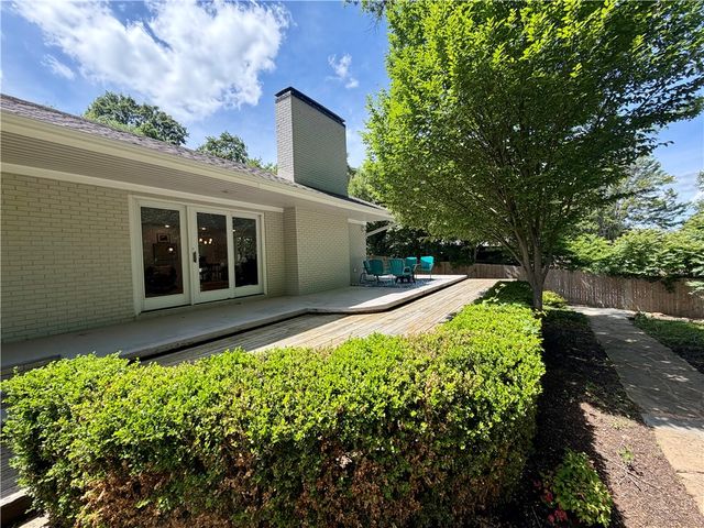 1143 W Lakeridge Drive, Fayetteville, AR 72703