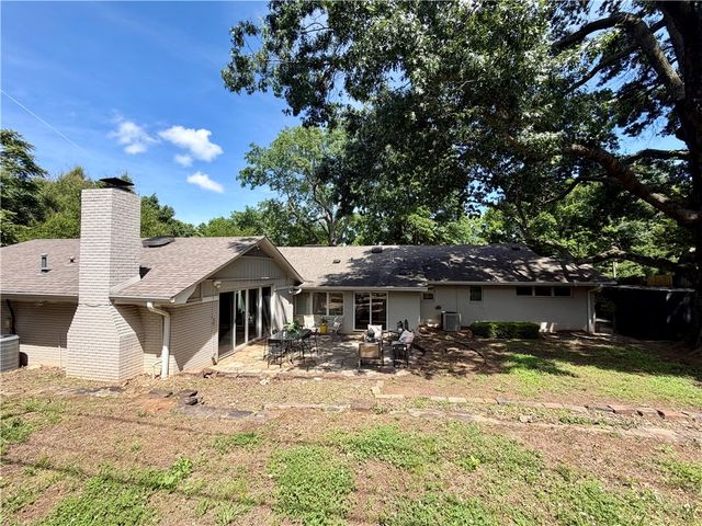 1143 W Lakeridge Drive, Fayetteville, AR 72703