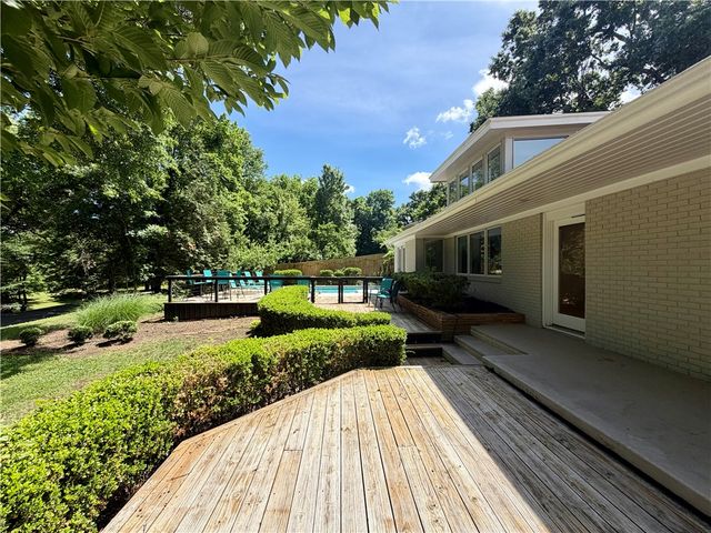 1143 W Lakeridge Drive, Fayetteville, AR 72703