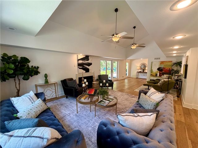 1143 W Lakeridge Drive, Fayetteville, AR 72703