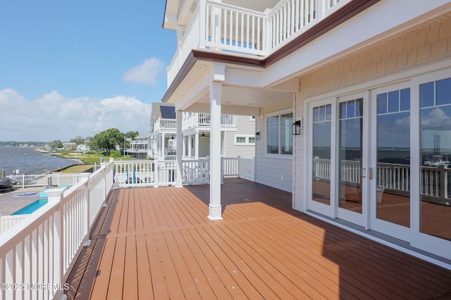 39 Bay Shore Drive, Toms River, NJ 08753