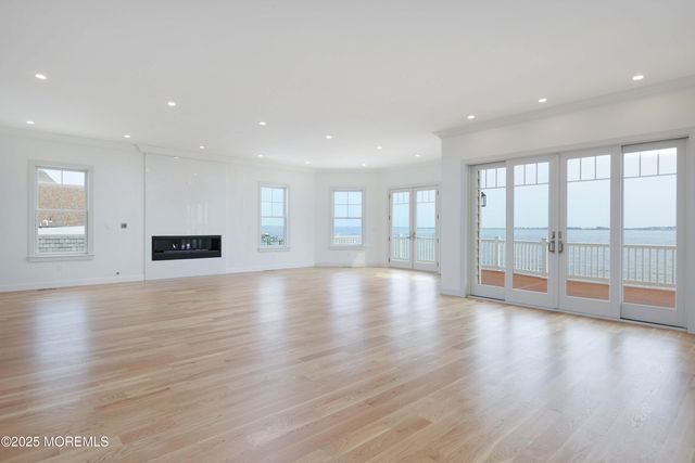 39 Bay Shore Drive, Toms River, NJ 08753