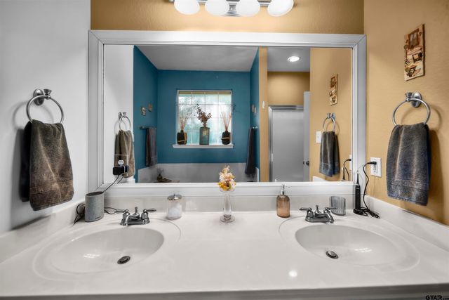 16980 Mary Martin Dr, Flint, TX 75762