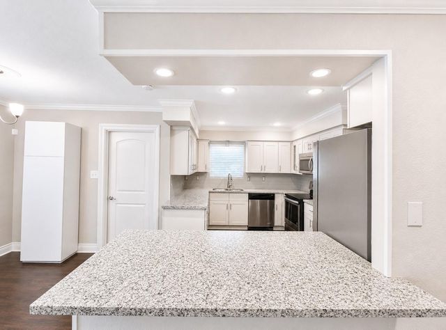 5802 W Bellfort Avenue, Houston, TX 77035