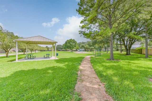 1018 S Wellsford Drive, Pearland, TX 77584