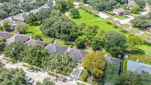 1018 S Wellsford Drive, Pearland, TX 77584