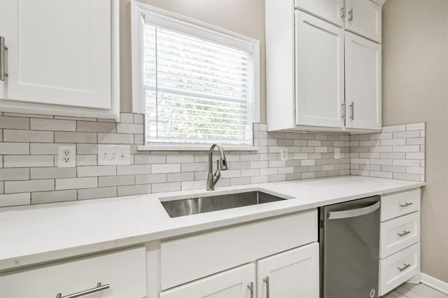 1018 S Wellsford Drive, Pearland, TX 77584