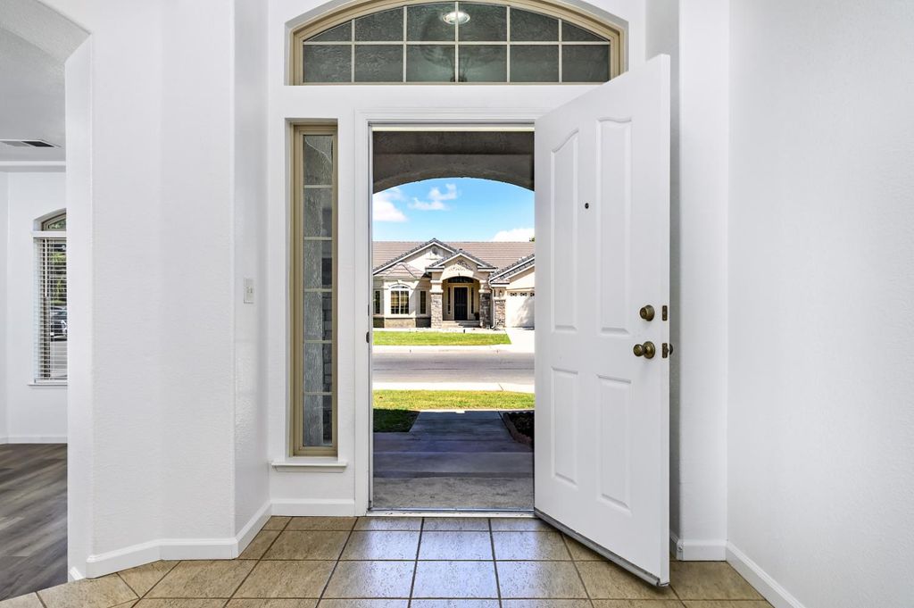 Image 5 of property listing at 6517 E Amherst Avenue, Fresno, CA 93727