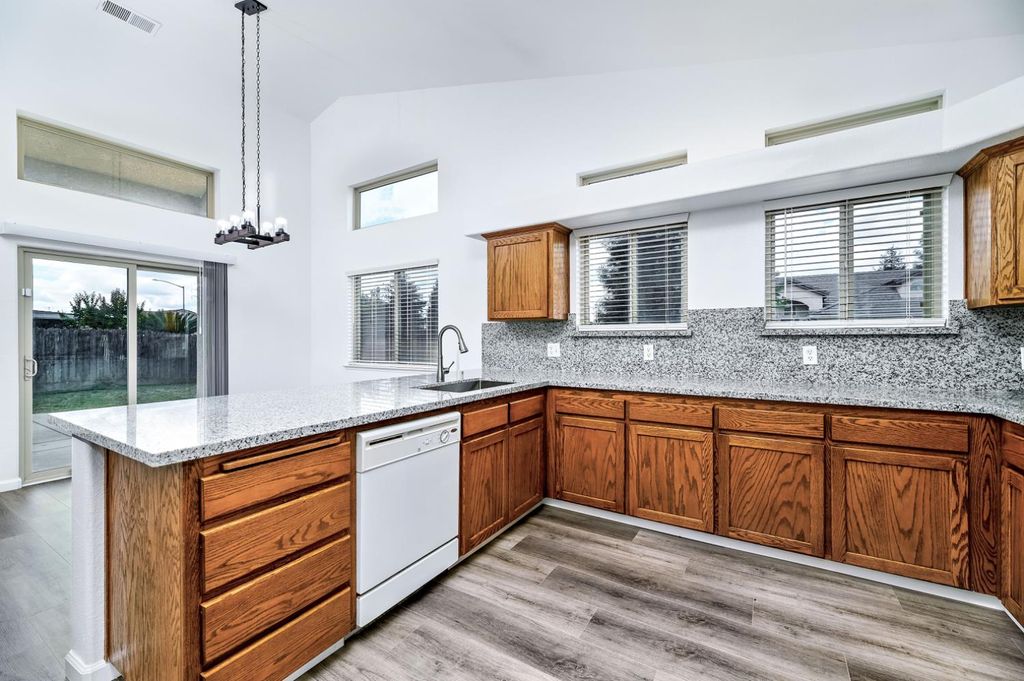 Image 9 of property listing at 6517 E Amherst Avenue, Fresno, CA 93727