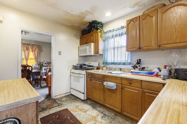 37 Newfield St, East Orange City, NJ 07017
