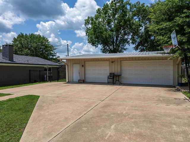 105 E Tulip St, White Oak, TX 75693
