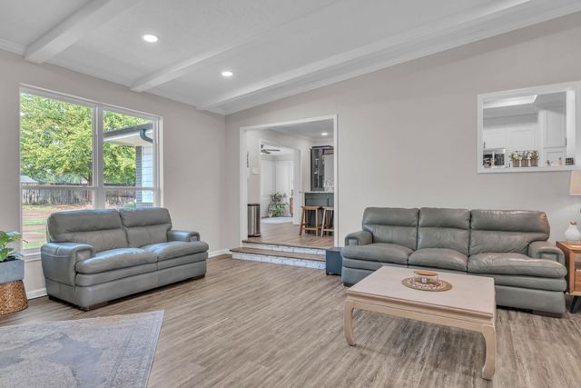 105 E Tulip St, White Oak, TX 75693