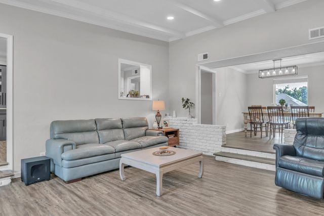 105 E Tulip St, White Oak, TX 75693
