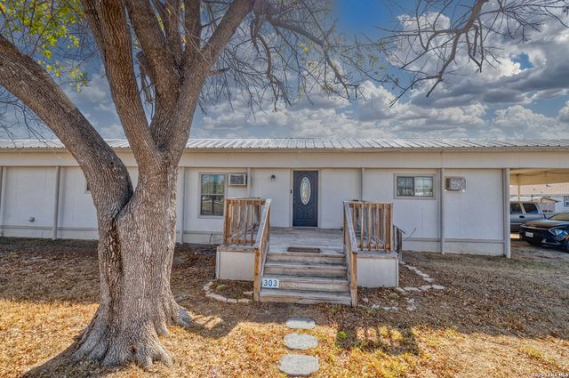 303 19th, Carrizo Springs, TX 78834