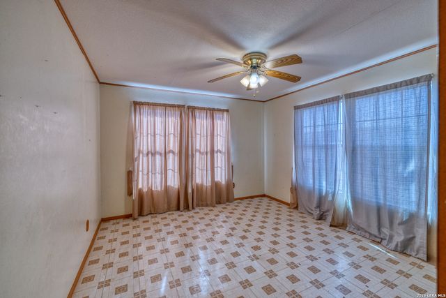 303 19th, Carrizo Springs, TX 78834