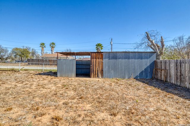 303 19th, Carrizo Springs, TX 78834