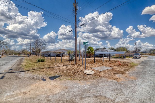 303 19th, Carrizo Springs, TX 78834