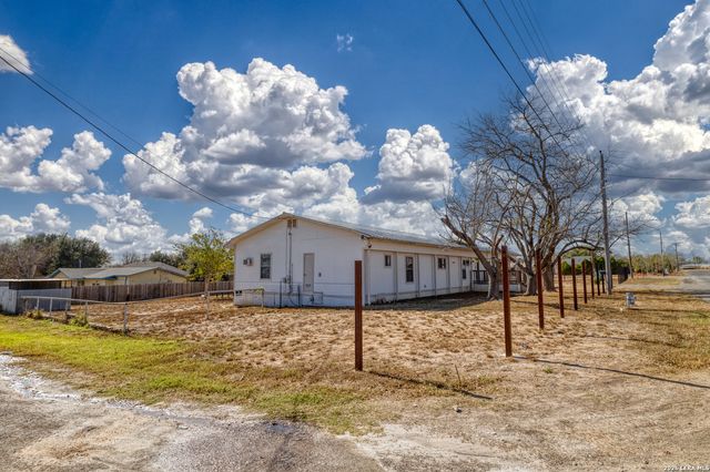 303 19th, Carrizo Springs, TX 78834