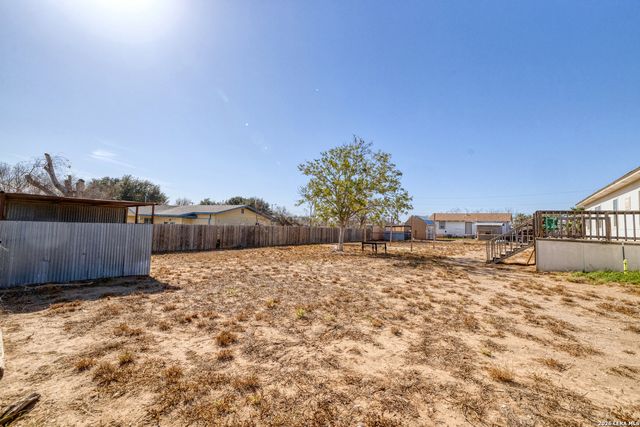 303 19th, Carrizo Springs, TX 78834